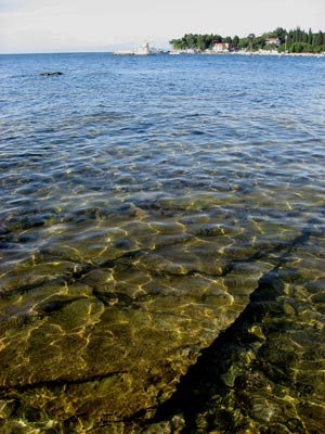 klares Meerwasser am Strand von Savudrija